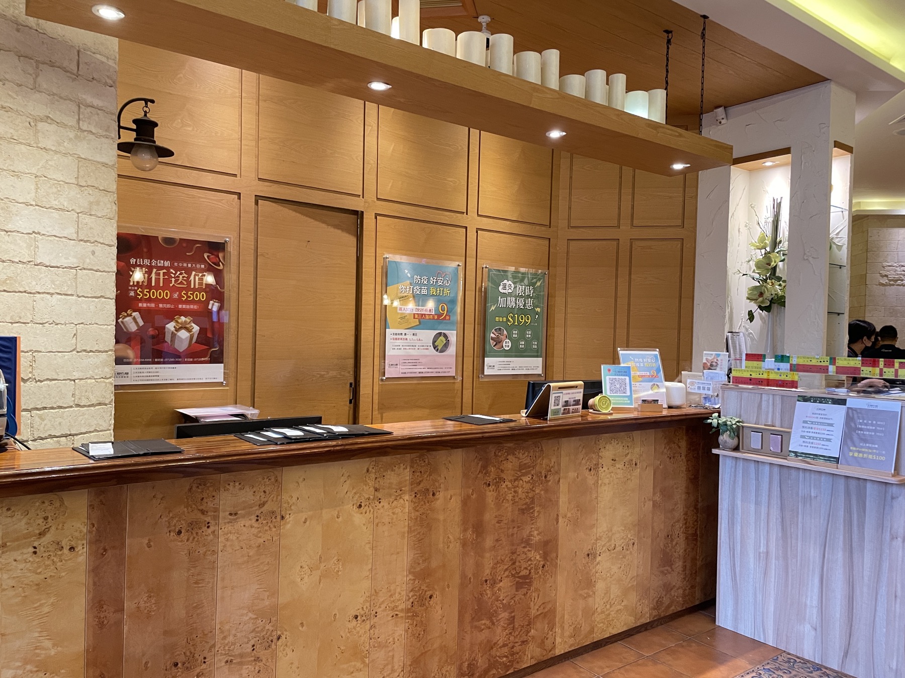 【高雄按摩】左腳右腳經典按摩會館.自由館|腳底按摩油壓指壓|