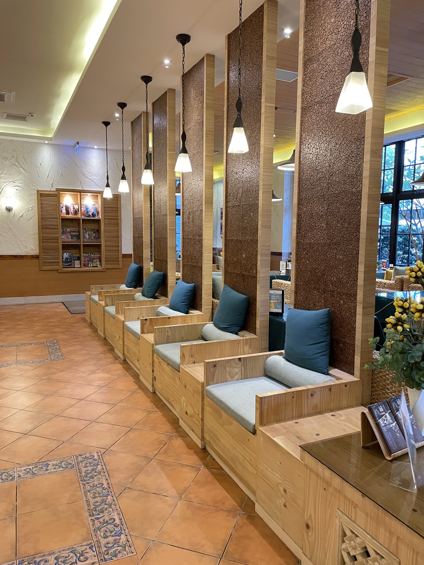 【高雄按摩】左腳右腳經典按摩會館.自由館|腳底按摩油壓指壓|
